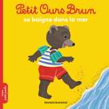 Petit ours brun se baigne dans la mer