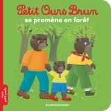 Petit ours brun se promène en forêt